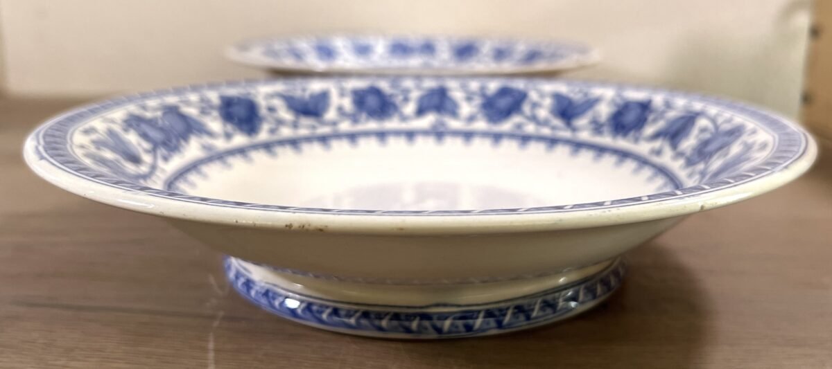 <p>Tazza / Presenteerschaal - op lage voet - Sarreguémines - décor SYRA uitgevoerd in blauw</p> - Sarreguémines