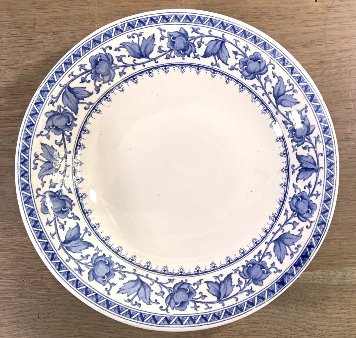 <p>Tazza / Presenteerschaal - op lage voet - Sarreguémines - décor SYRA uitgevoerd in blauw</p> - Sarreguémines