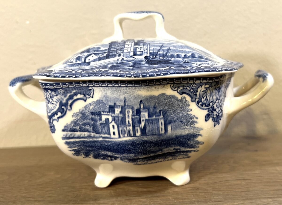 <p>Suikerpot met deksel - Johnson Bros England - décor OLD BRITAIN CASTLES uitgevoerd in blauw</p> - Johnson Bros