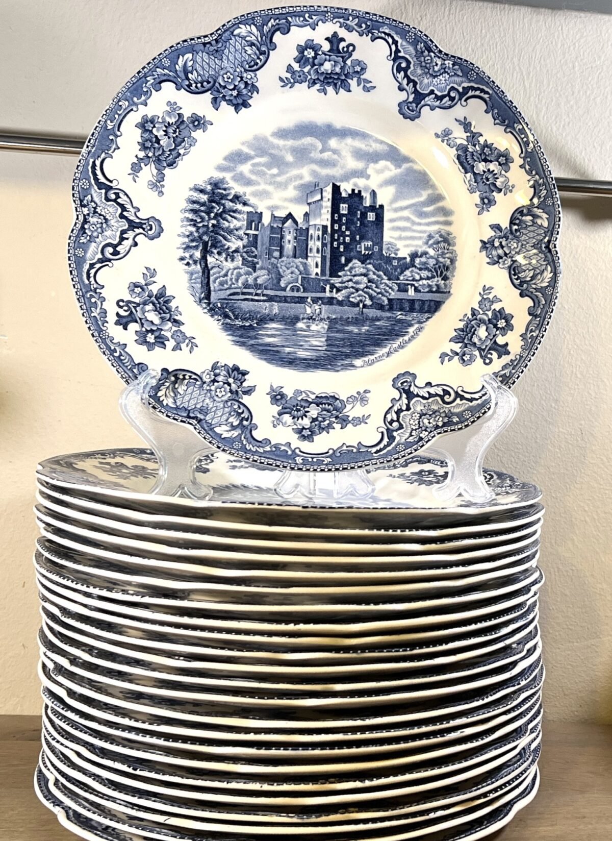 <p>Dinerbord / Eetbord - vrij groot model - Johnson Bros England - décor OLD BRITAIN CASTLES uitgevoerd in blauw</p> - Johnson Bros