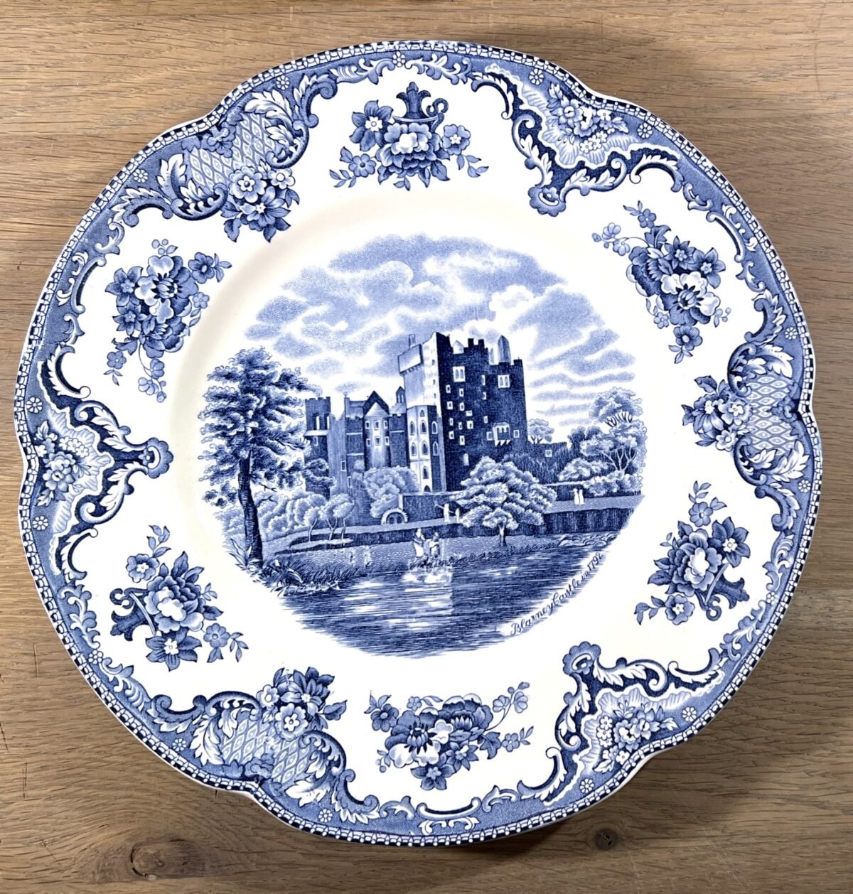 <p>Dinerbord / Eetbord - vrij groot model - Johnson Bros England - décor OLD BRITAIN CASTLES uitgevoerd in blauw</p> - Johnson Bros