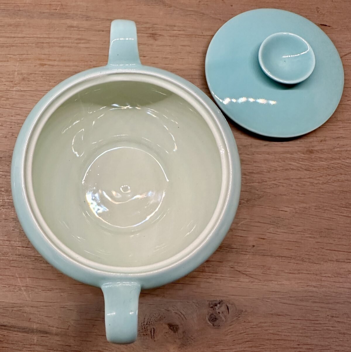 <p>Suikerpot - rond model met deksel en 2 handgrepen - ongemerkt maar Royal Goedewaagen - décor in soort groen/blauwe kleur</p> - Overig Nederland