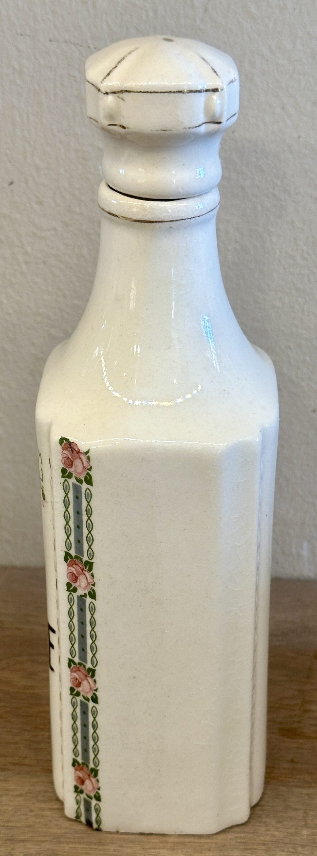 <p>Karaf / Fles - ongemerkt - Art Nouveau/Jugendstil met décor van zwanen omgeven door rozen - opdruk VINAIGRE</p> - Onbekend