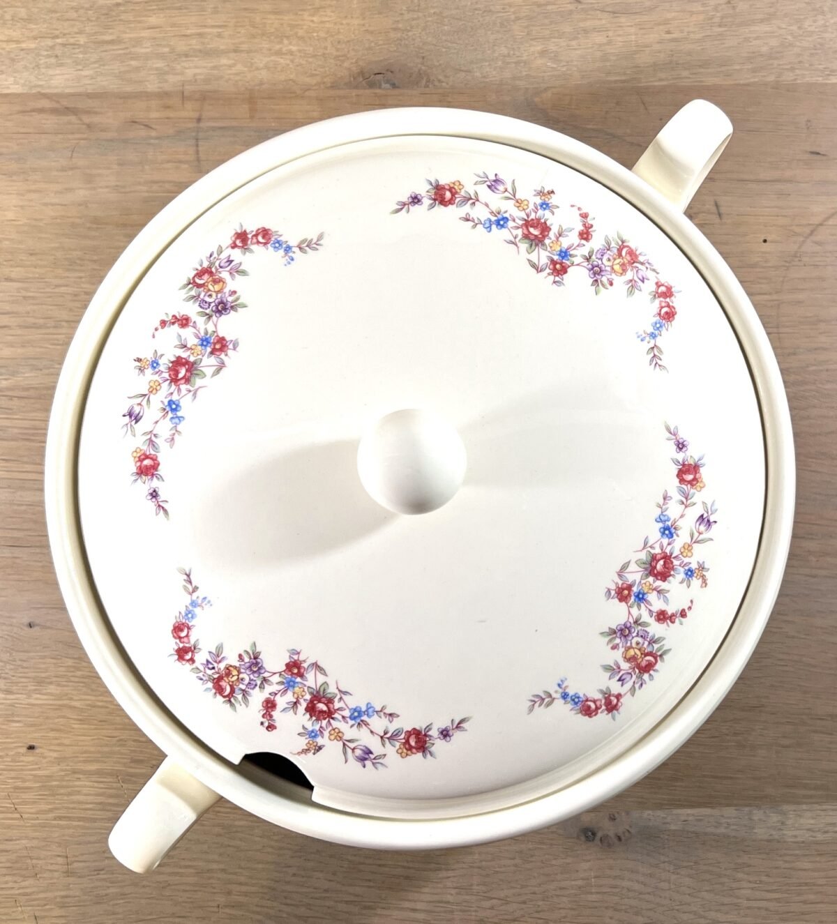 <p>Dekschaal / Soepterrine - Petrus Regout - décor met kleine roosjes en strooibloemen</p> - Petrus Regout