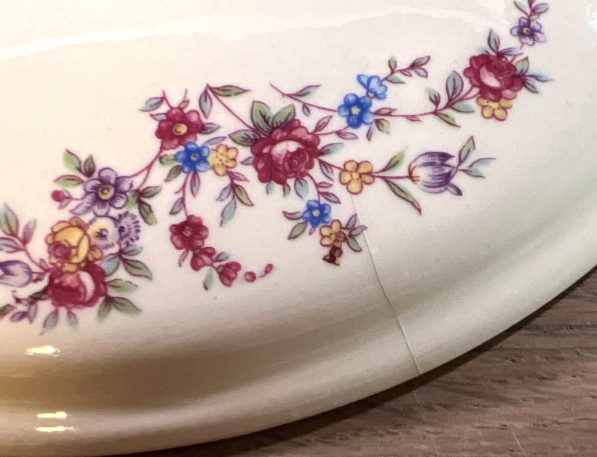 <p>Dekschaal / Soepterrine - Petrus Regout - décor met kleine roosjes en strooibloemen</p> - Petrus Regout