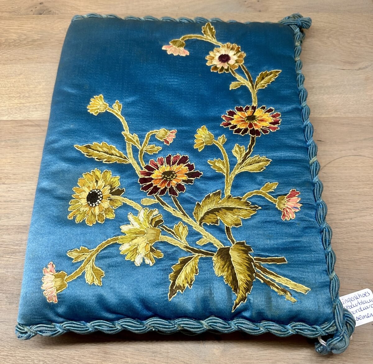 <p>Lingeriehoes / Zakdoekenhoes - diep azuurblauwe zijde met geborduurde bloemen</p> - Brocante