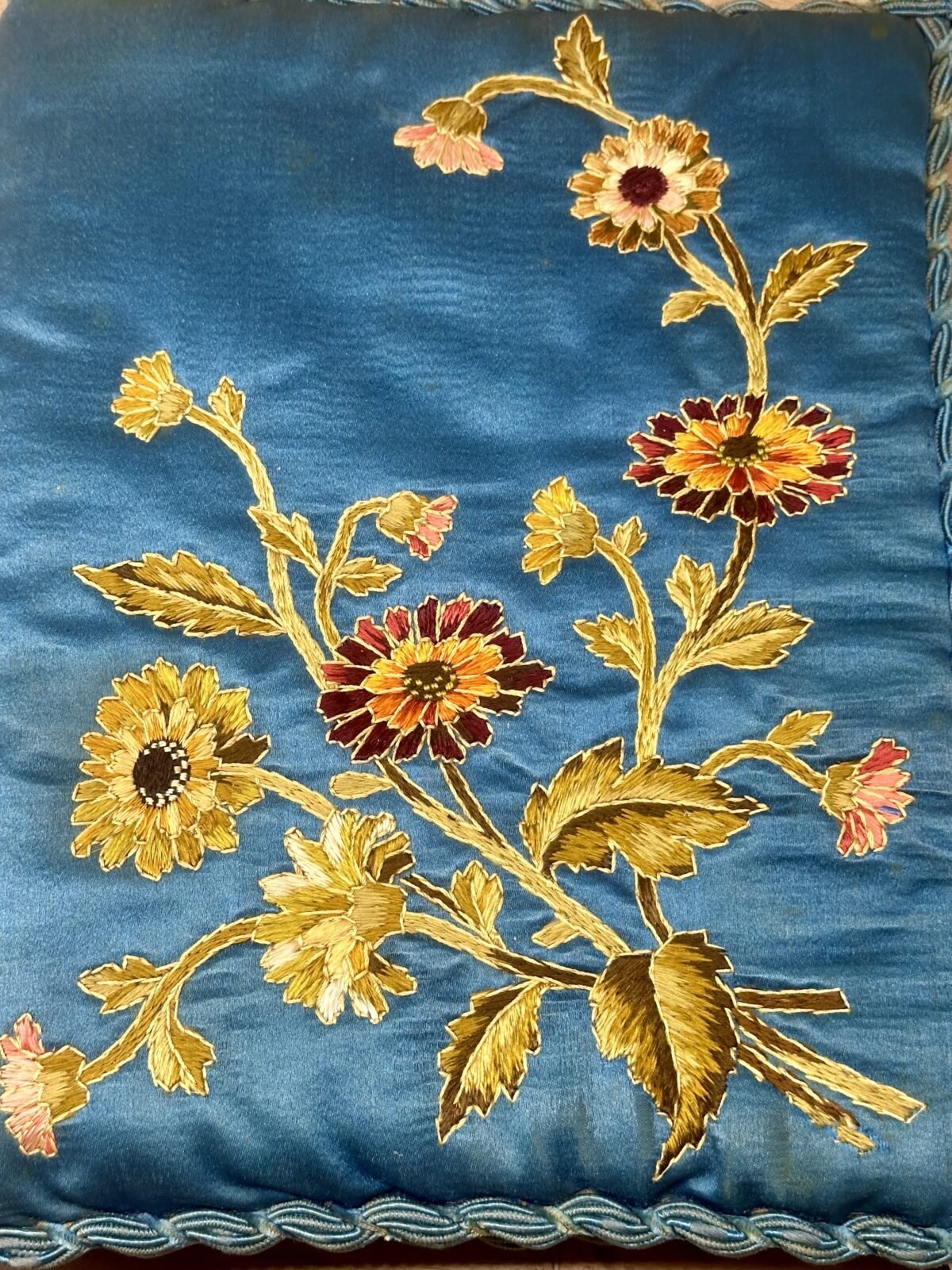 <p>Lingeriehoes / Zakdoekenhoes - diep azuurblauwe zijde met geborduurde bloemen</p> - Brocante