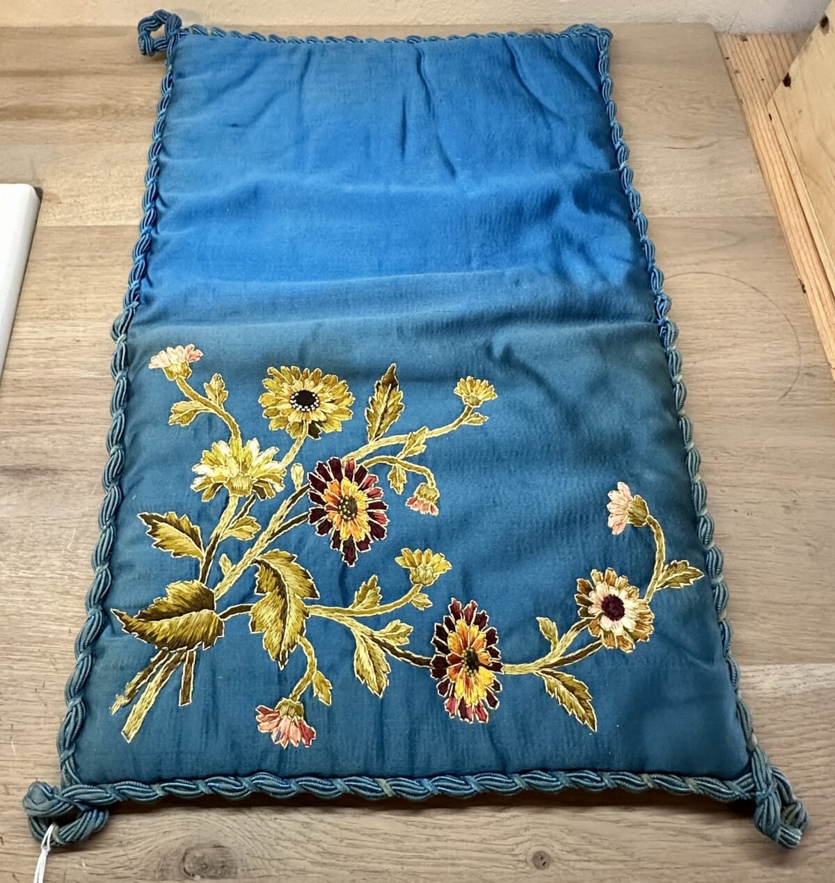 <p>Lingeriehoes / Zakdoekenhoes - diep azuurblauwe zijde met geborduurde bloemen</p> - Brocante