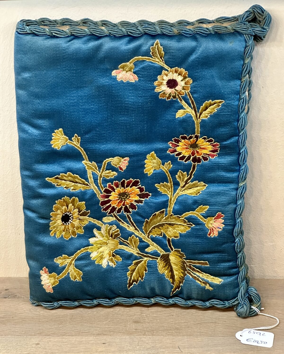 <p>Lingeriehoes / Zakdoekenhoes - diep azuurblauwe zijde met geborduurde bloemen</p> - Brocante