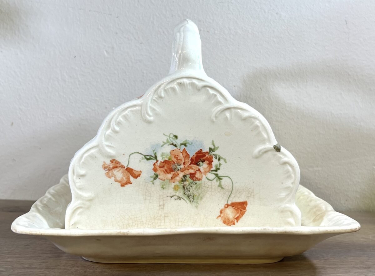 <p>Kaasstolp / Boterstolp - ongemerkt maar zeer waarschijnlijk Wessel Bonn Imperial (Duitsland) - decoratie met mooie kleurige klaprozen</p> - Onbekend