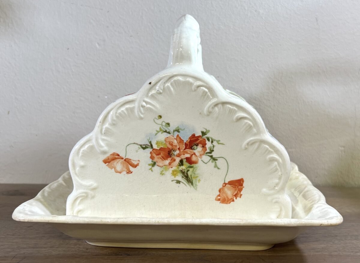<p>Kaasstolp / Boterstolp - ongemerkt maar zeer waarschijnlijk Wessel Bonn Imperial (Duitsland) - decoratie met mooie kleurige klaprozen</p> - Onbekend