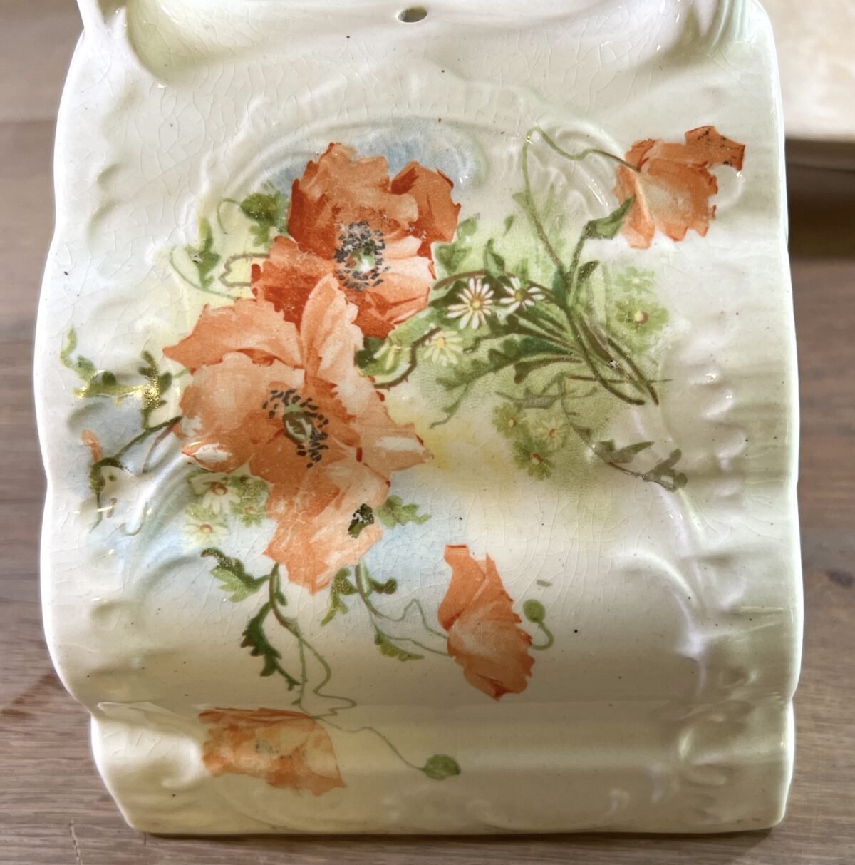 <p>Kaasstolp / Boterstolp - ongemerkt maar zeer waarschijnlijk Wessel Bonn Imperial (Duitsland) - decoratie met mooie kleurige klaprozen</p> - Onbekend
