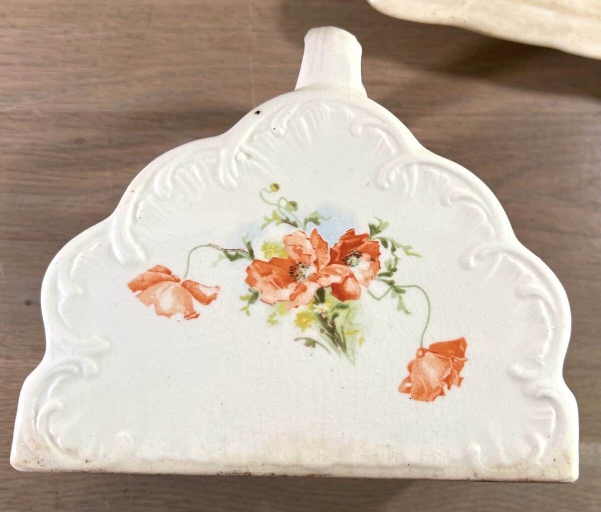 <p>Kaasstolp / Boterstolp - ongemerkt maar zeer waarschijnlijk Wessel Bonn Imperial (Duitsland) - decoratie met mooie kleurige klaprozen</p> - Onbekend