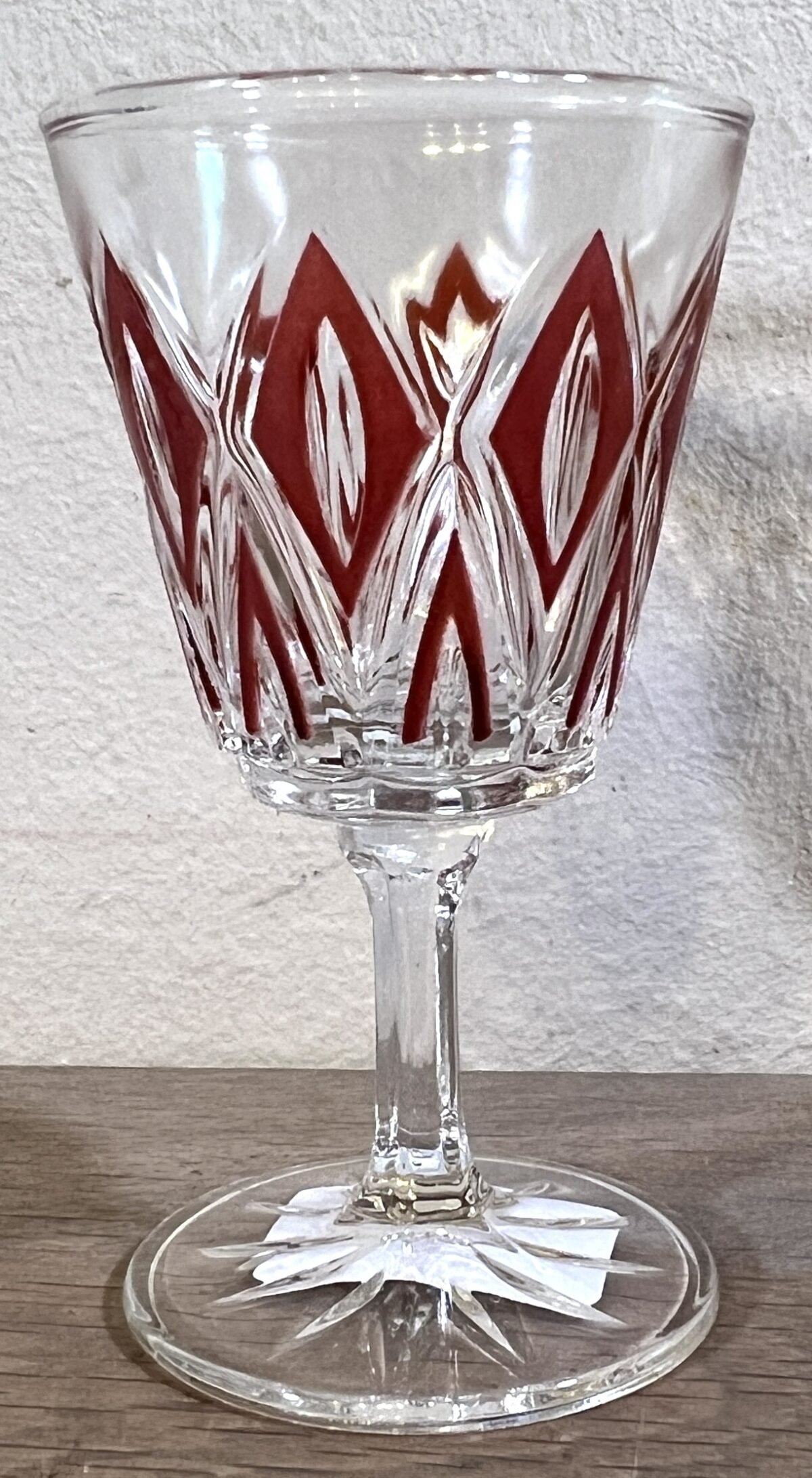 <p>Glas / Likeurglas op voet - VMC Reims (Verreries Mècaniques Champenoises) - Harlequin in rood</p> - Brocante