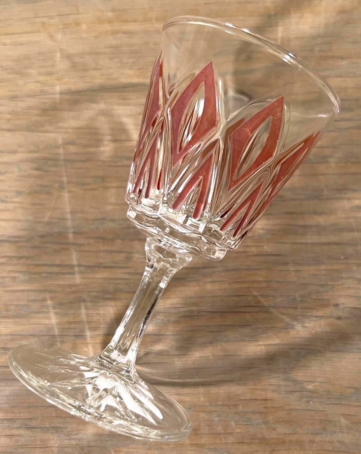 <p>Glas / Likeurglas op voet - VMC Reims (Verreries Mècaniques Champenoises) - Harlequin in rood</p> - Brocante