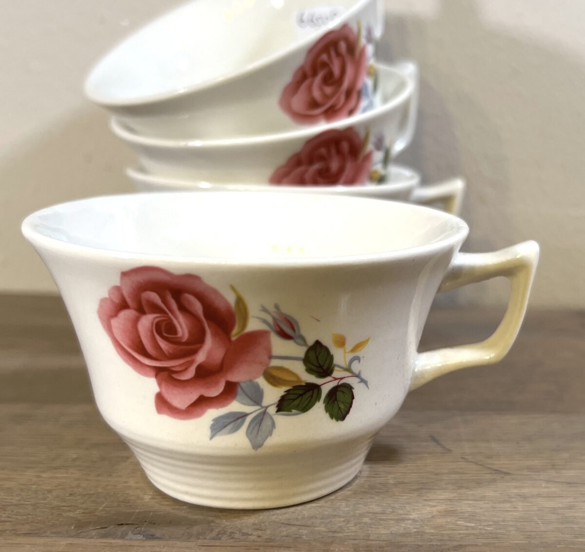 <p>Kopje - zonder schotel - Boch - vorm ANGLAISE (?) met décor van een roze roos</p> - Boch