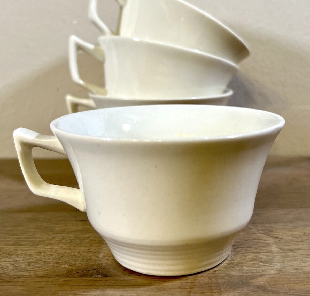<p>Kopje - zonder schotel - Boch - vorm ANGLAISE (?) met décor van een roze roos</p> - Boch