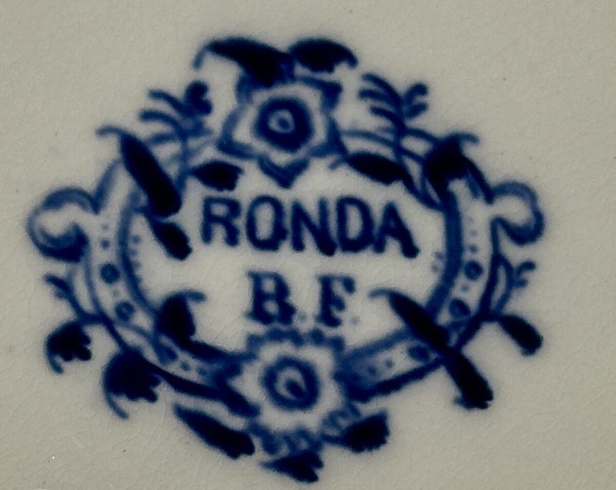 <p>Dinerbord / Eetbord - Boch - décor RONDA uitgevoerd in donkerblauw</p> - Boch