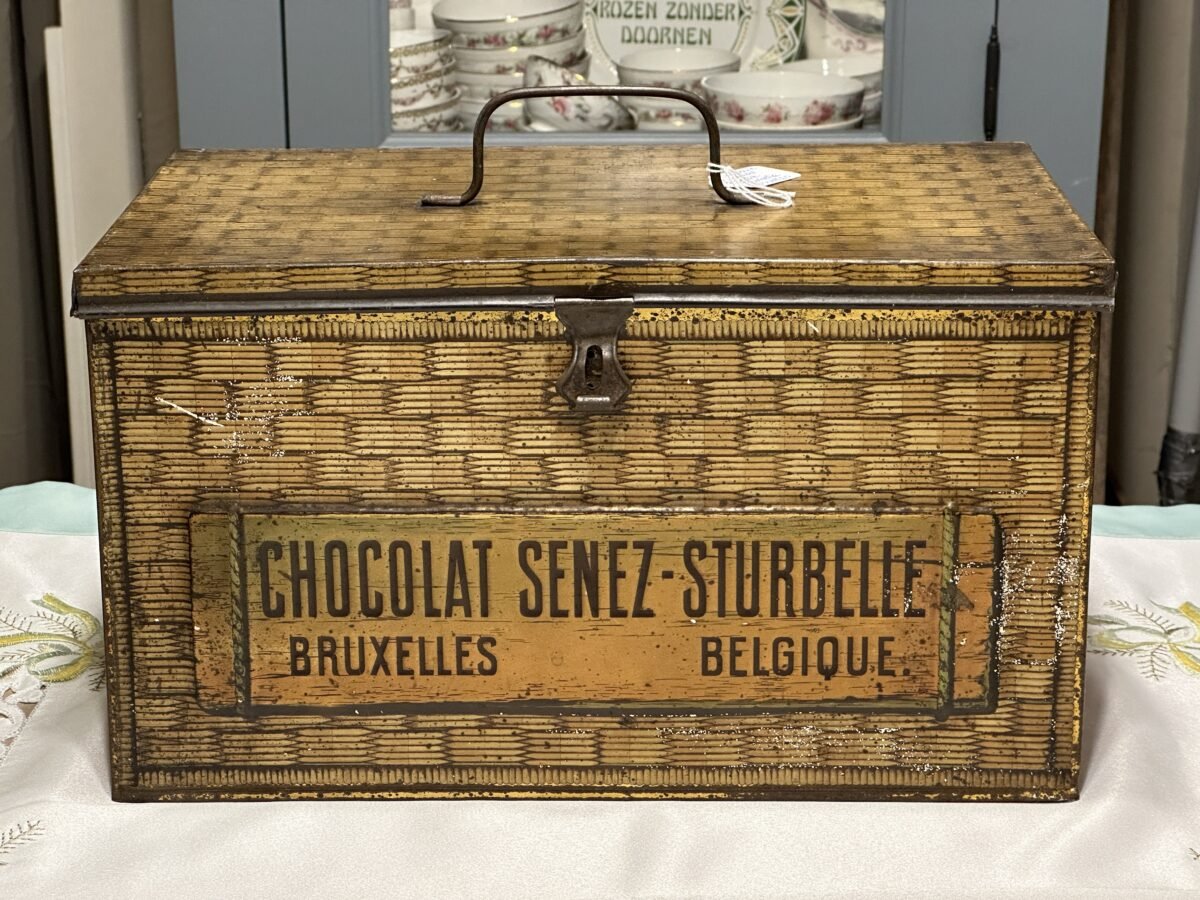 <p>Winkelblik / Voorraadblik - groot model - Chocolat Senez-Sturbelle Bruxelles Belgique</p> - Brocante