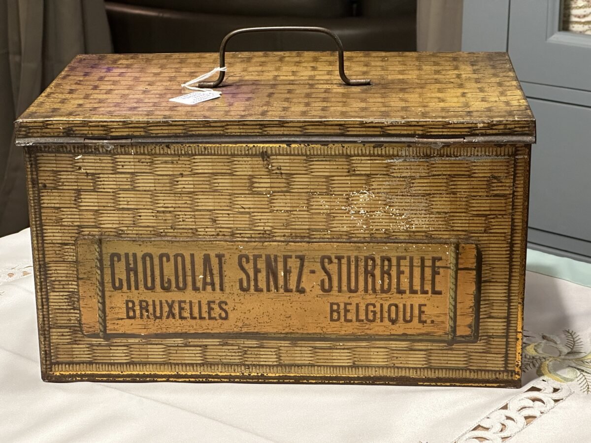 <p>Winkelblik / Voorraadblik - groot model - Chocolat Senez-Sturbelle Bruxelles Belgique</p> - Brocante