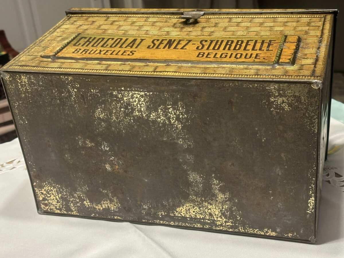 <p>Winkelblik / Voorraadblik - groot model - Chocolat Senez-Sturbelle Bruxelles Belgique</p> - Brocante