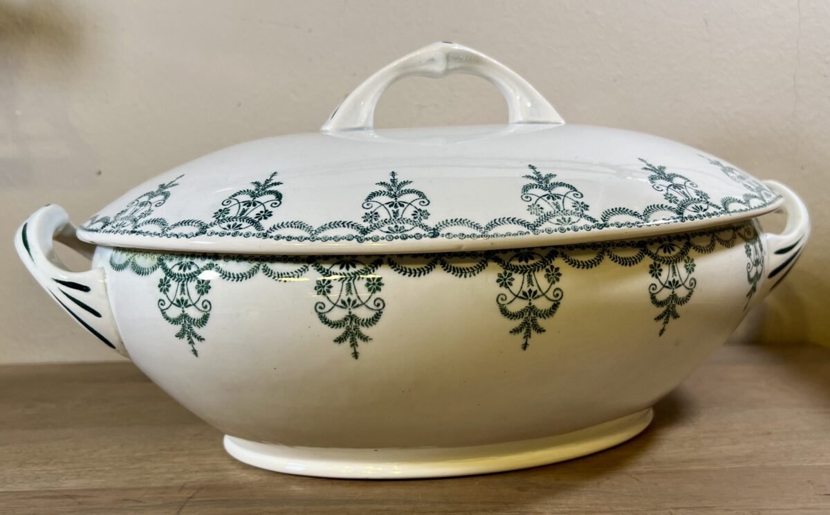 <p>Terrine / Soepterrine - Moulin des Loups Terre de Fer - décor met guirlandes uitgevoerd in groene kleur</p> - Overig Frankrijk