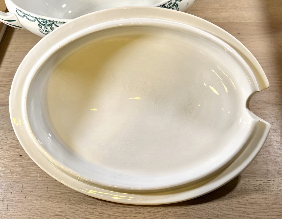 <p>Terrine / Soepterrine - Moulin des Loups Terre de Fer - décor met guirlandes uitgevoerd in groene kleur</p> - Overig Frankrijk