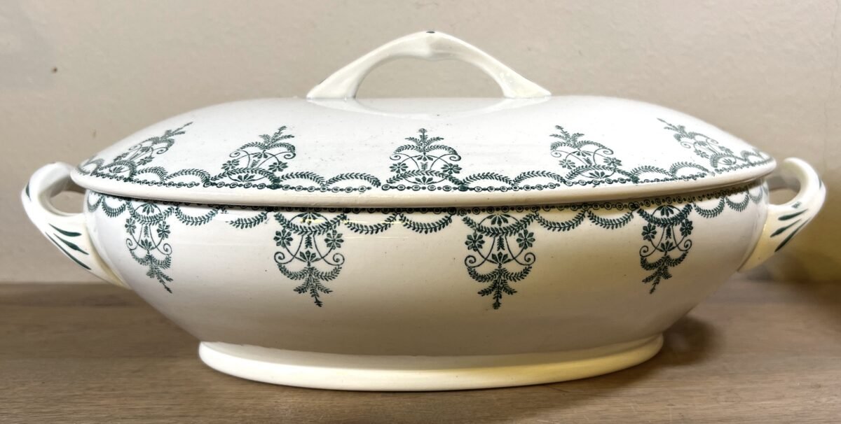 <p>Terrine / Dekschaal - Moulin des Loups Terre de Fer - décor met guirlandes uitgevoerd in groene kleur</p> - Overig Frankrijk