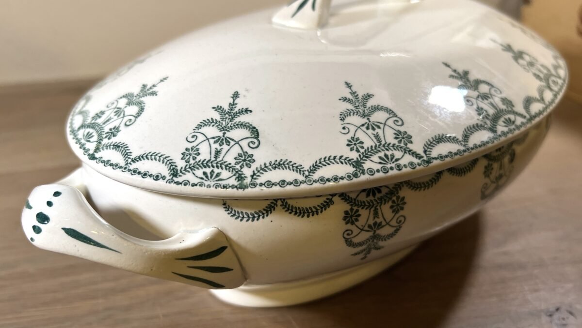 <p>Terrine / Dekschaal - Moulin des Loups Terre de Fer - décor met guirlandes uitgevoerd in groene kleur</p> - Overig Frankrijk