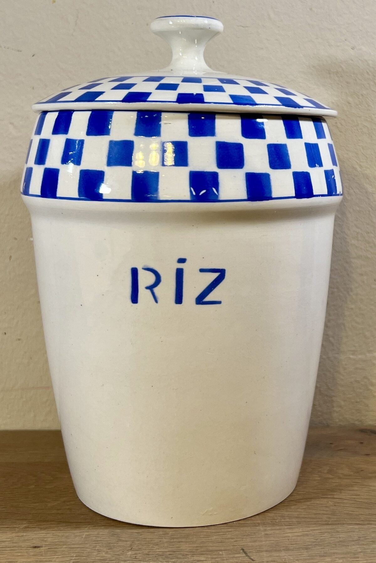 <p>Voorraadpot - groot model - Nimy - uitgevoerd in crème met blauwe belettering RIZ en blokjes décor</p> - Nimy