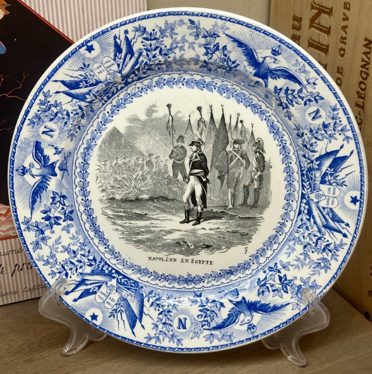 <p>Bord / Sierbord - Societe Ceramique Maestricht - décor NAPOLEON uitgevoerd in zwart met helderblauwe rand</p> - Sociéte Céramique