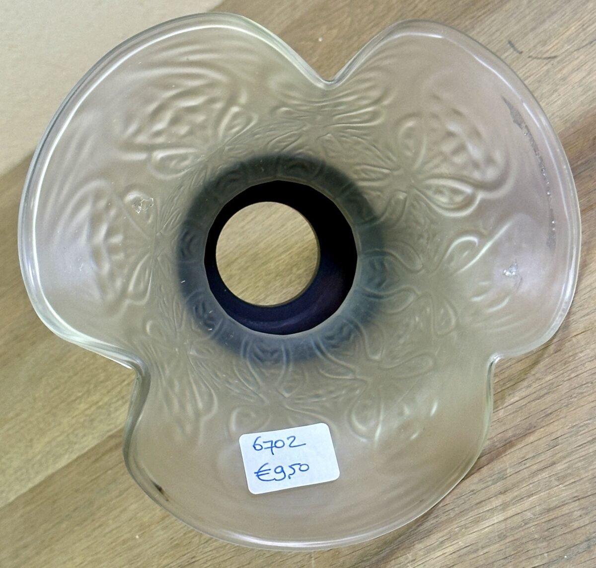 <p>Lampenkap - golvend model - uitgevoerd in mat blank glas met décor in reliëf</p> - Brocante