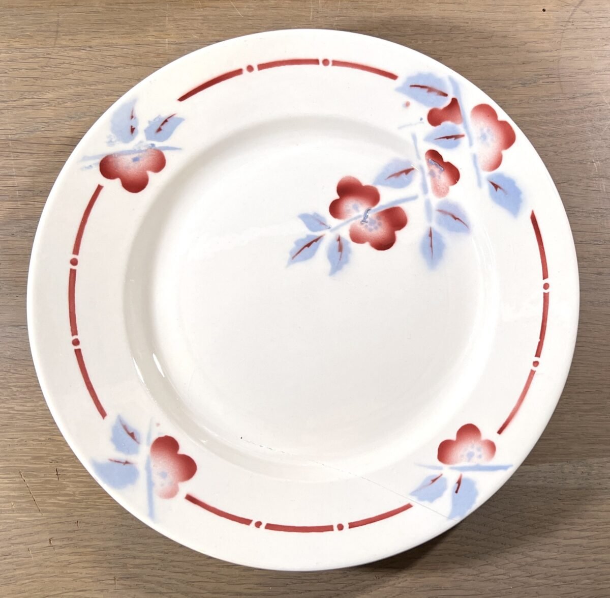 <p>Dinerbord / Eetbord - St. Amand Ceranord - décor met paars gekleurde bloemen en bladeren</p> - St. Amand