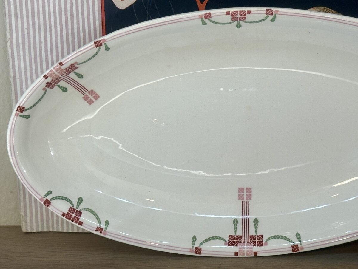 <p>Zuurschaal / Ravier / Vleesschaal - Societe Ceramique Maestricht - décor 878 uitgevoerd in rood, roze en groen</p> - Sociéte Céramique