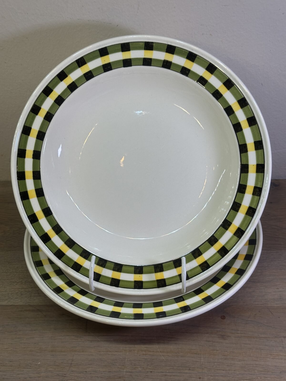<p>Diep bord / Soepbord / Pastabord - Villeroy & Boch - décor GLASGOW uitgevoerd in groen/geel/zwart</p> - Villeroy & Boch