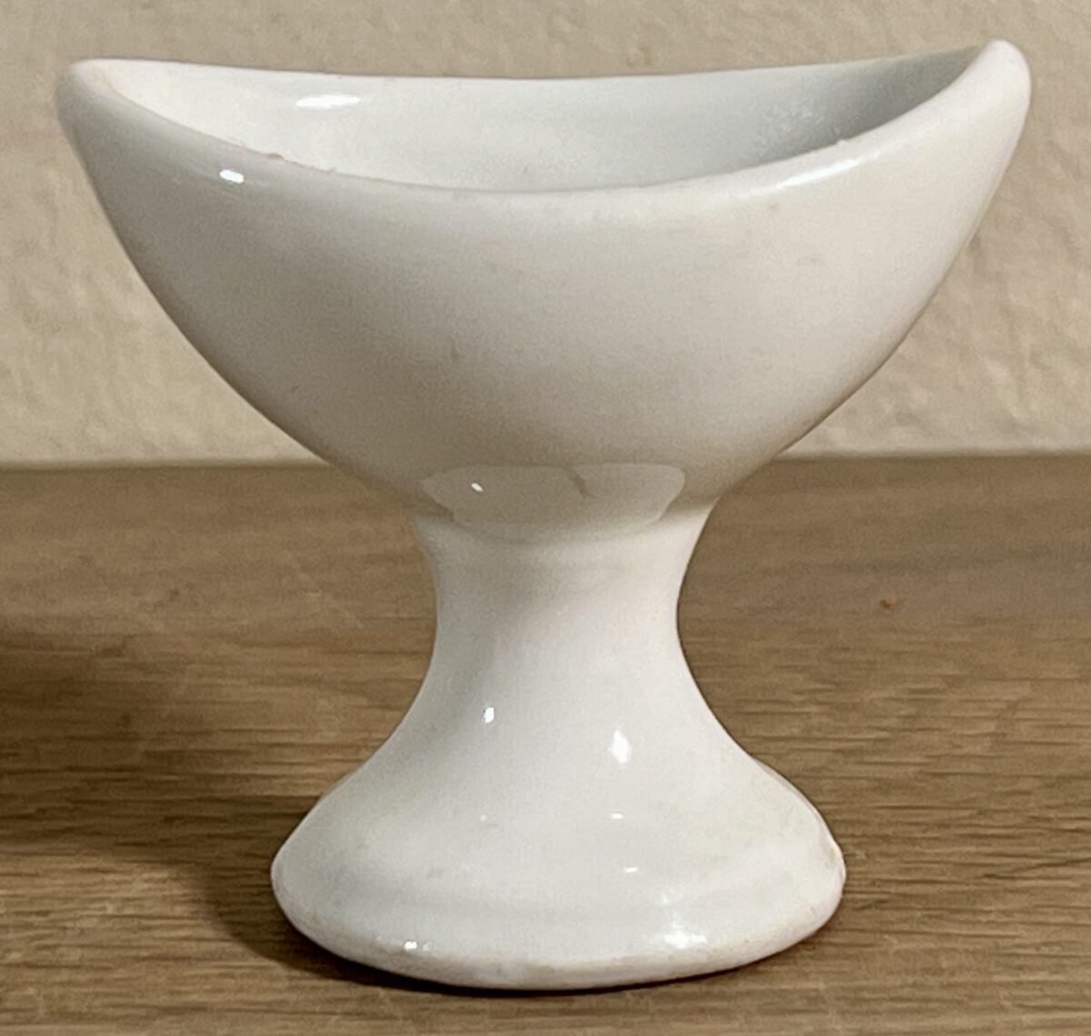 <p>Oogbad / Oogglas - wit porseleinen model - ongemerkt - onderzijde voet is dicht</p> - Brocante
