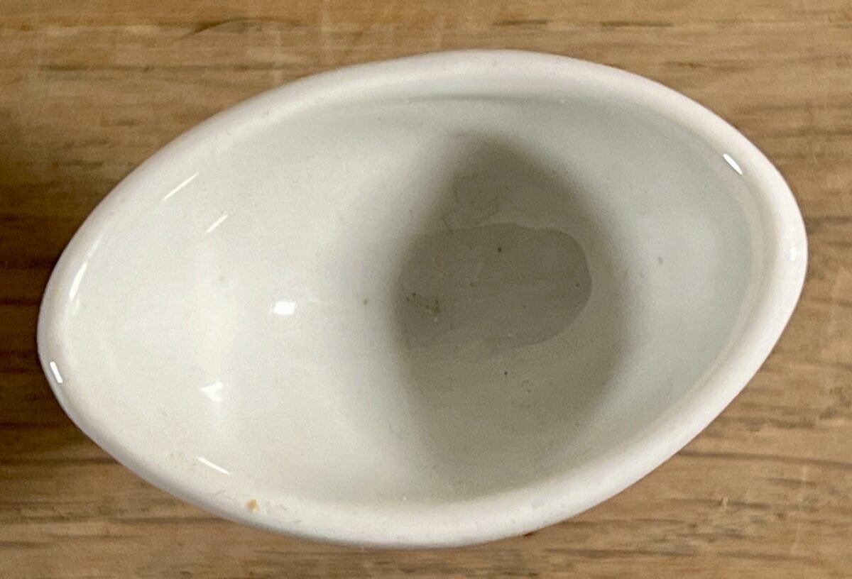 <p>Oogbad / Oogglas - wit porseleinen model - ongemerkt - onderzijde voet is dicht</p> - Brocante