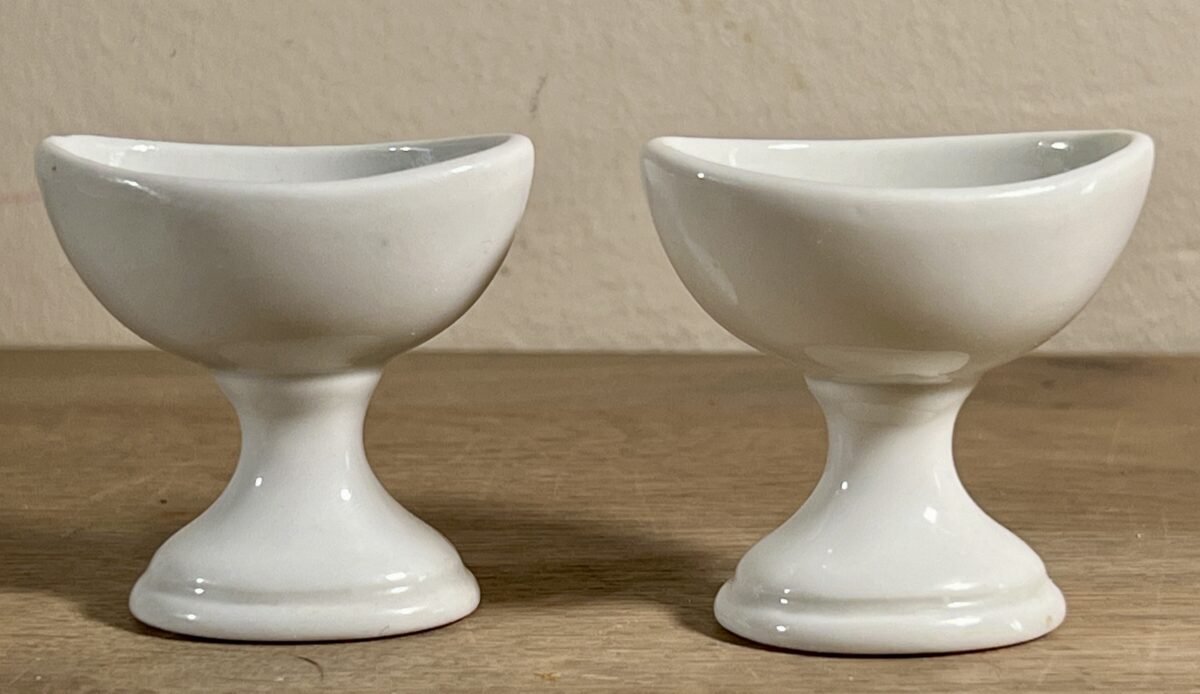 <p>Oogbad / Oogglas - wit porseleinen model - ongemerkt - onderzijde voet is open</p> - Brocante