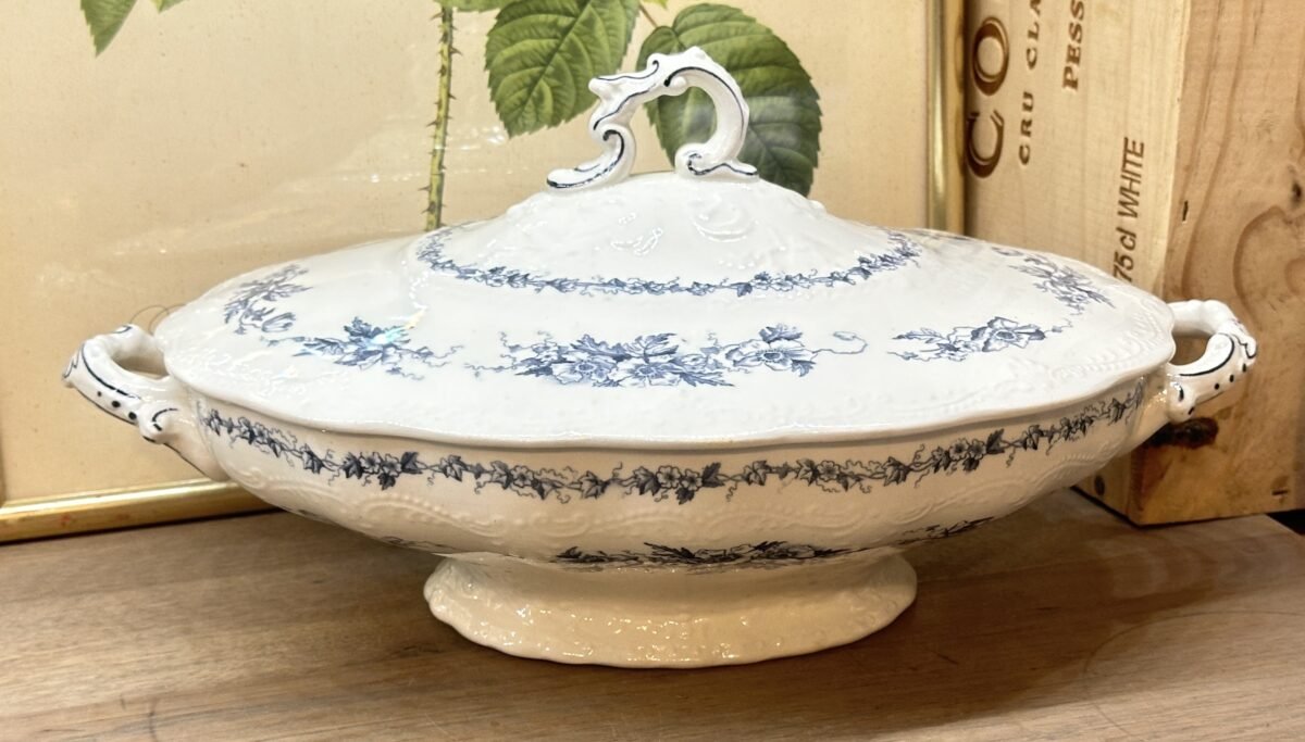 <p>Terrine / Dekschaal - ovaal model - Petrus Regout - model MAASTRICHT - décor COQUELICOT in blauw</p> - Petrus Regout