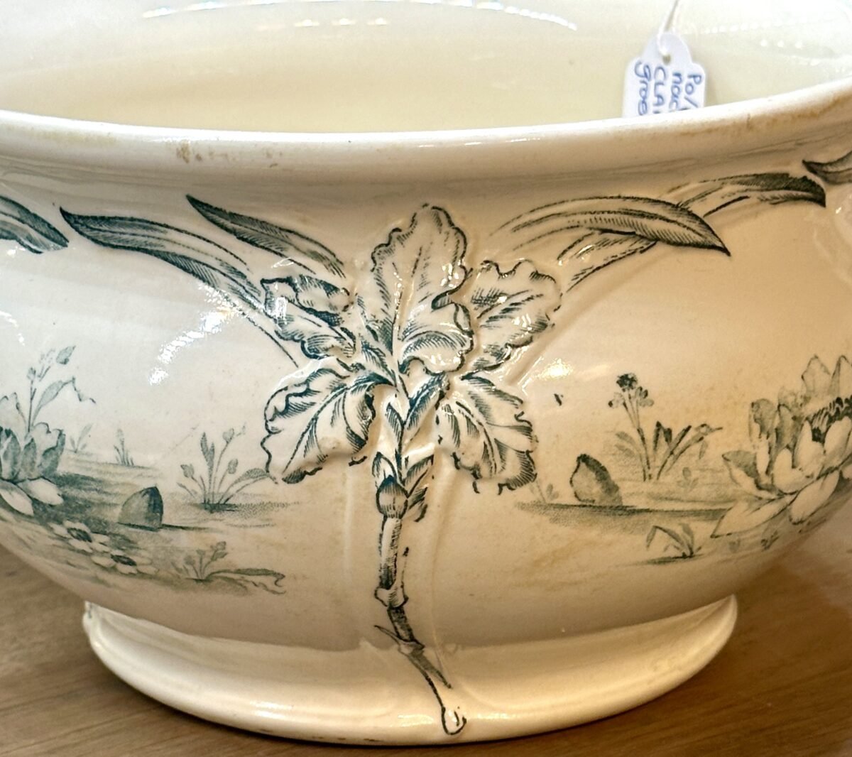 <p>o / Pispot / Nachtspiegel - gemerkt met Clara (Geschützt) als blindmerk (Wessel Bonn - Franz Anton Mehlem?) - décor van waterlelies</p> - Onbekend