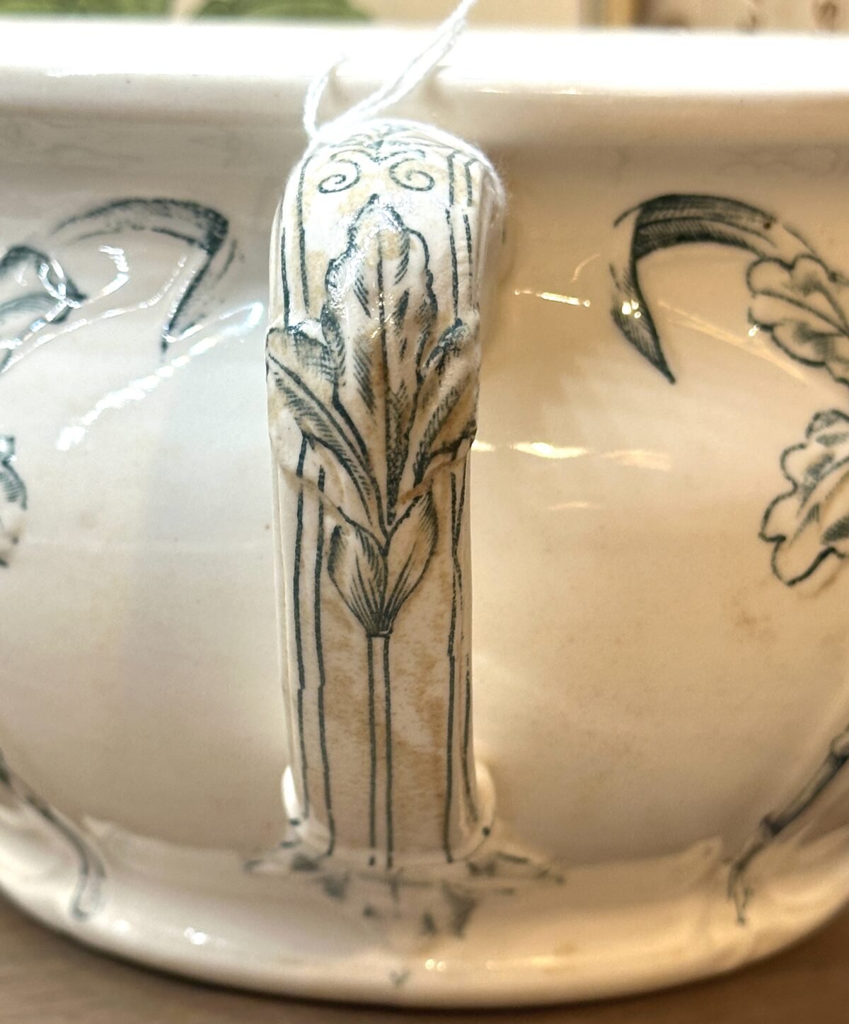 <p>o / Pispot / Nachtspiegel - gemerkt met Clara (Geschützt) als blindmerk (Wessel Bonn - Franz Anton Mehlem?) - décor van waterlelies</p> - Onbekend
