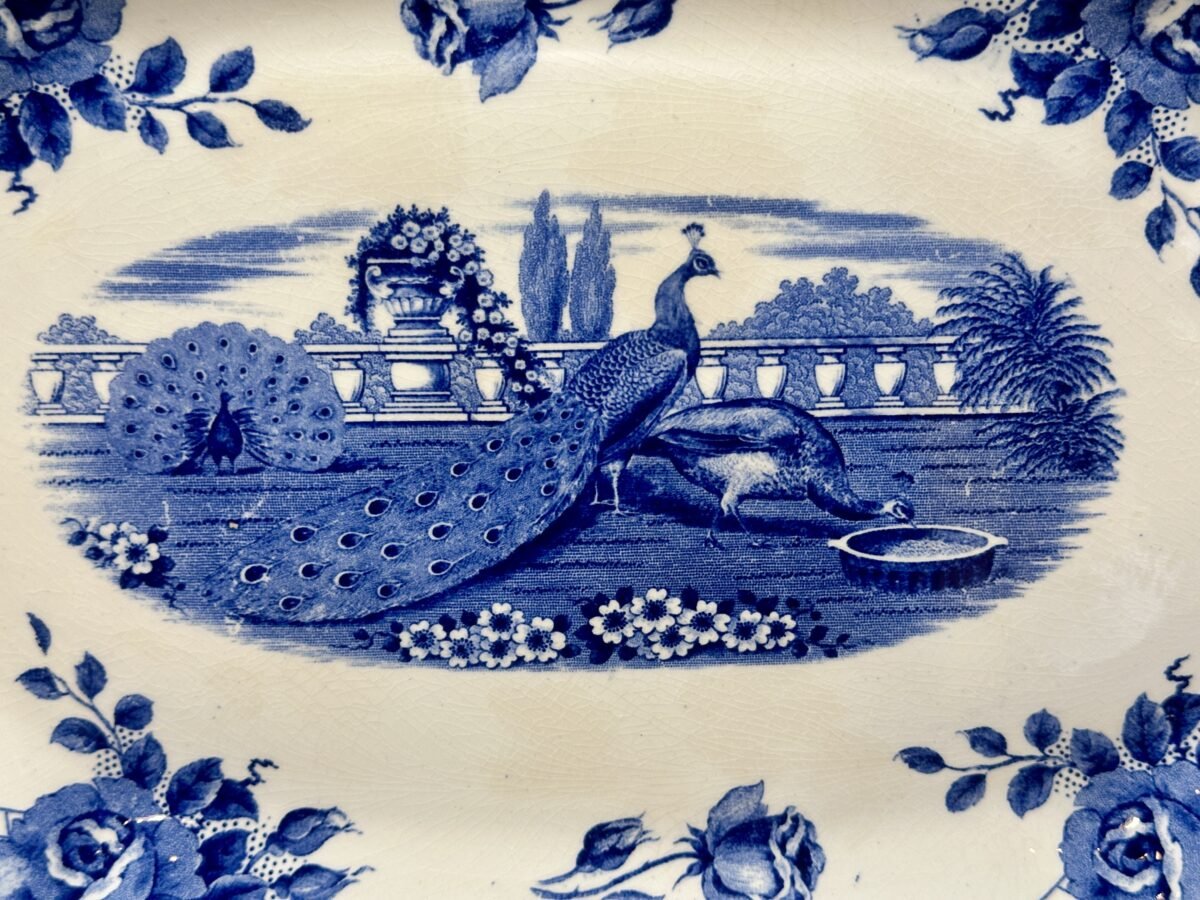 <p>Broodschaal - Societe Ceramique Maestricht - décor PEACOCK uitgevoerd in blauw</p> - Sociéte Céramique