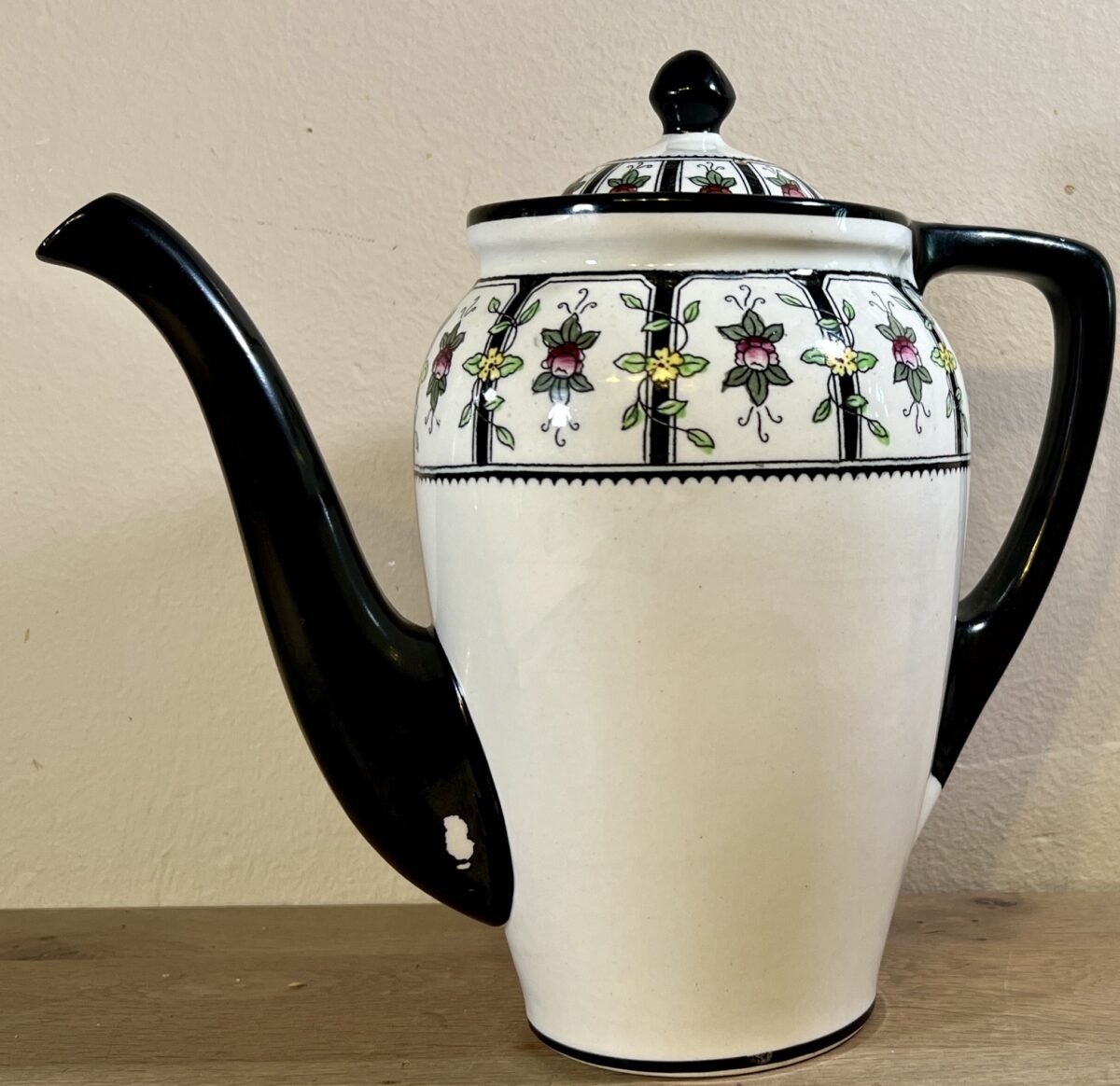 <p>Koffiepot - Petrus Regout - décor MODEST met kleine bloemetjes en uitgevoerd in zwart</p> - Petrus Regout