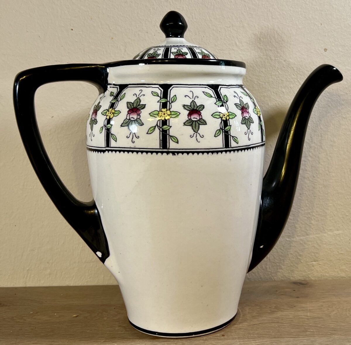 <p>Koffiepot - Petrus Regout - décor MODEST met kleine bloemetjes en uitgevoerd in zwart</p> - Petrus Regout