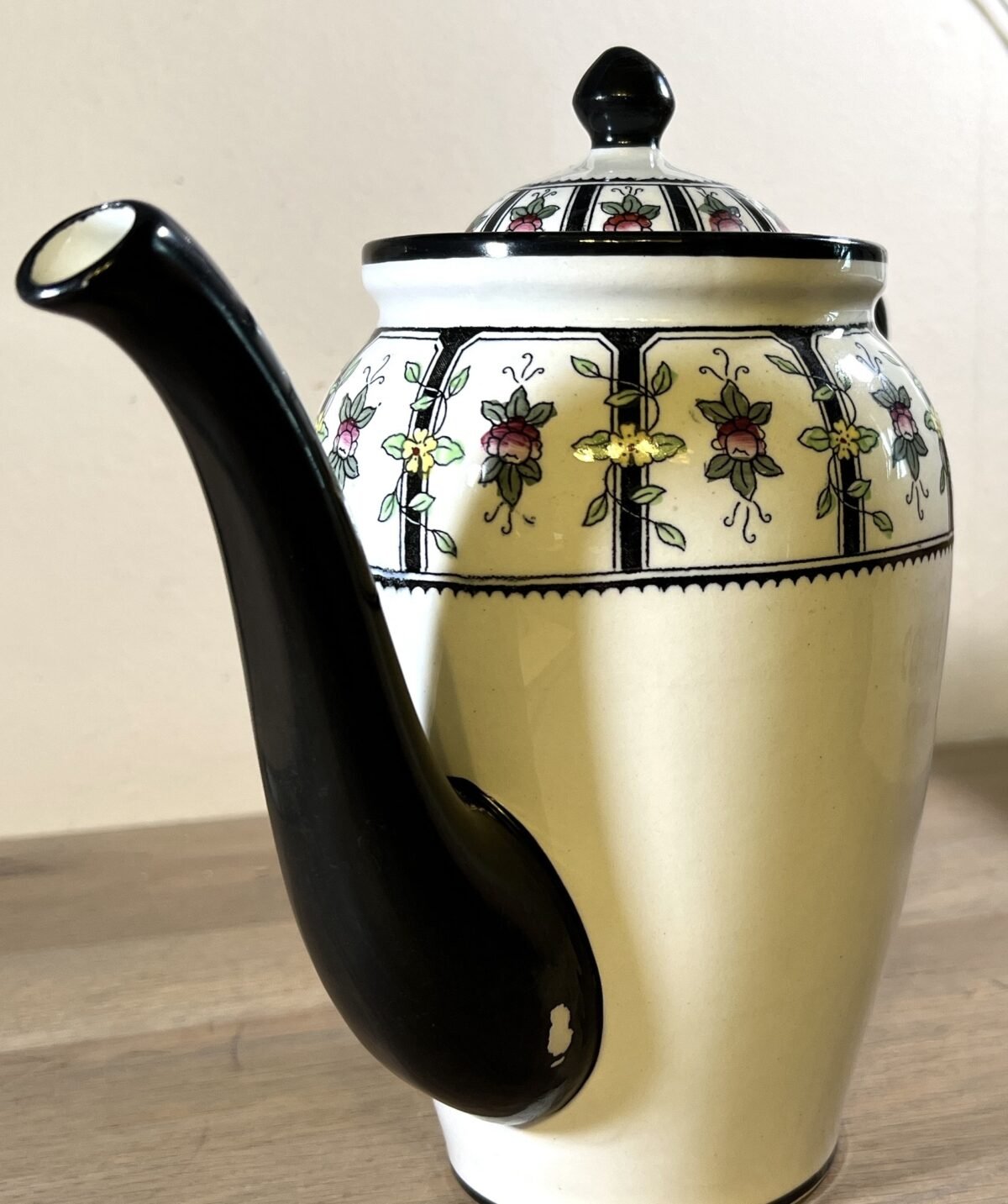 <p>Koffiepot - Petrus Regout - décor MODEST met kleine bloemetjes en uitgevoerd in zwart</p> - Petrus Regout