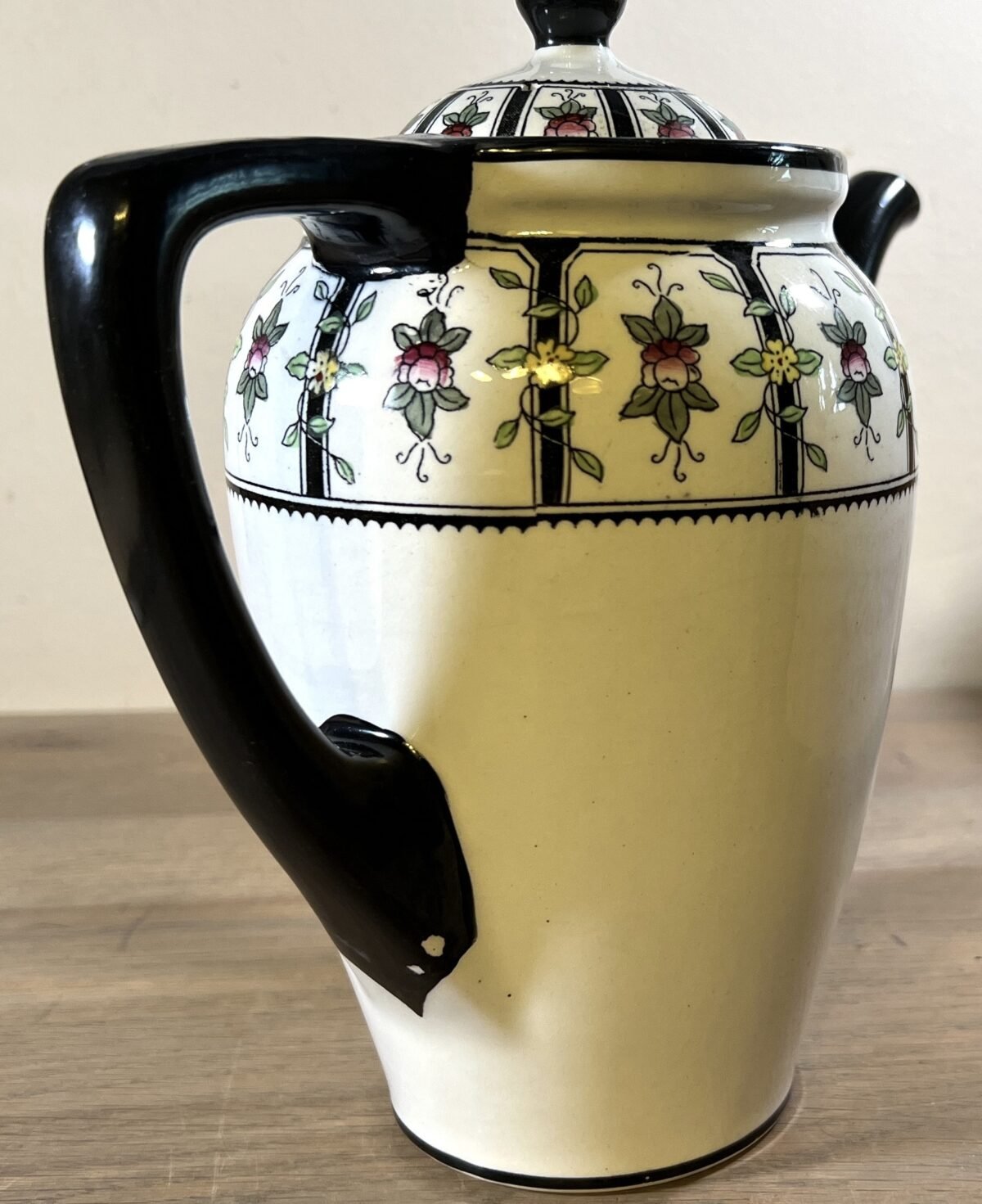 <p>Koffiepot - Petrus Regout - décor MODEST met kleine bloemetjes en uitgevoerd in zwart</p> - Petrus Regout