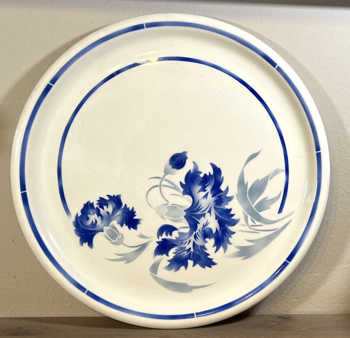 <p>Taartschaal / Taartplateau - plat model - K&G Luneville - décor ANNIE - spuitdecor van van blauwe korenbloemen</p> - Luneville