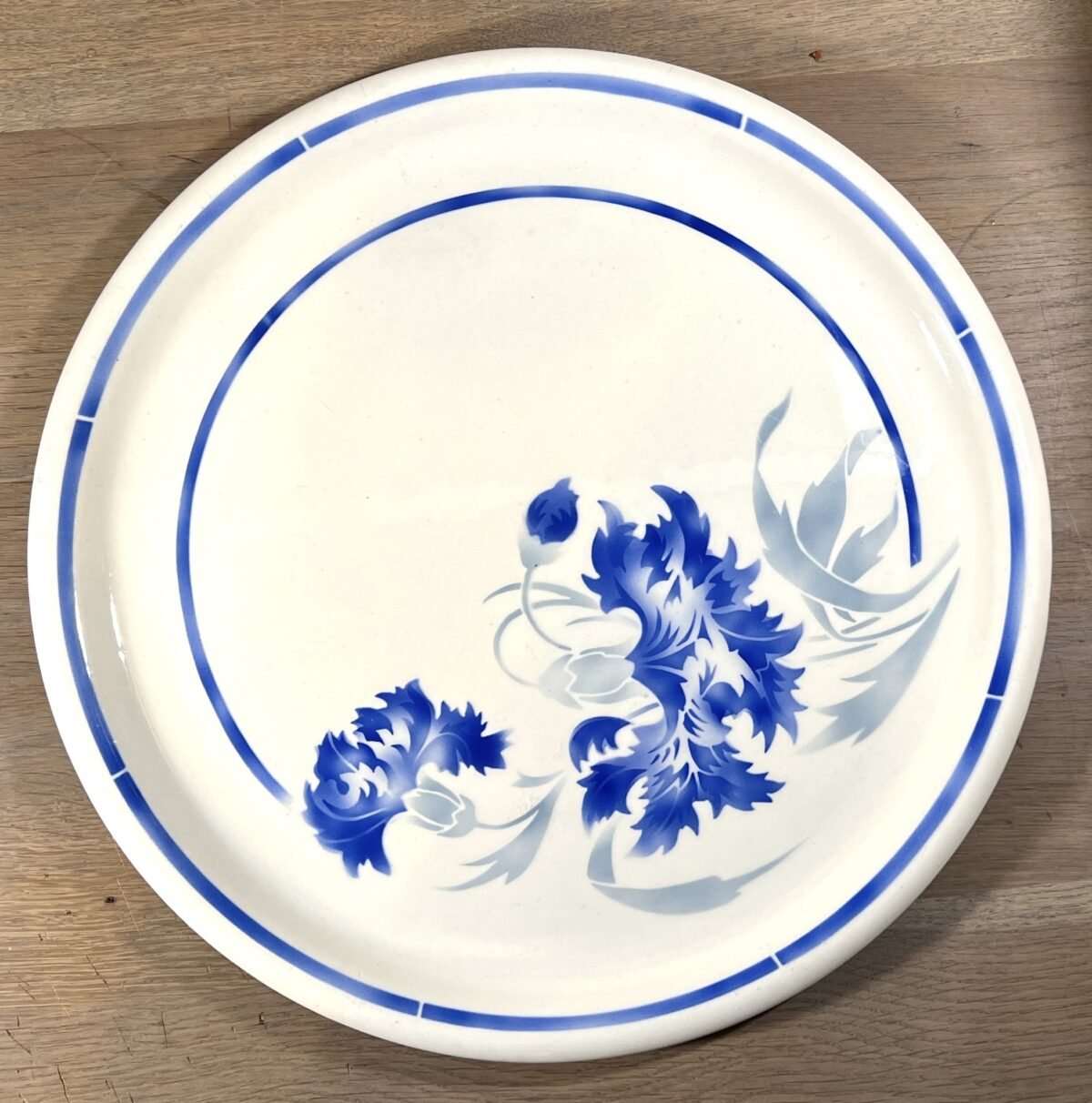 <p>Taartschaal / Taartplateau - plat model - K&G Luneville - décor ANNIE - spuitdecor van van blauwe korenbloemen</p> - Luneville