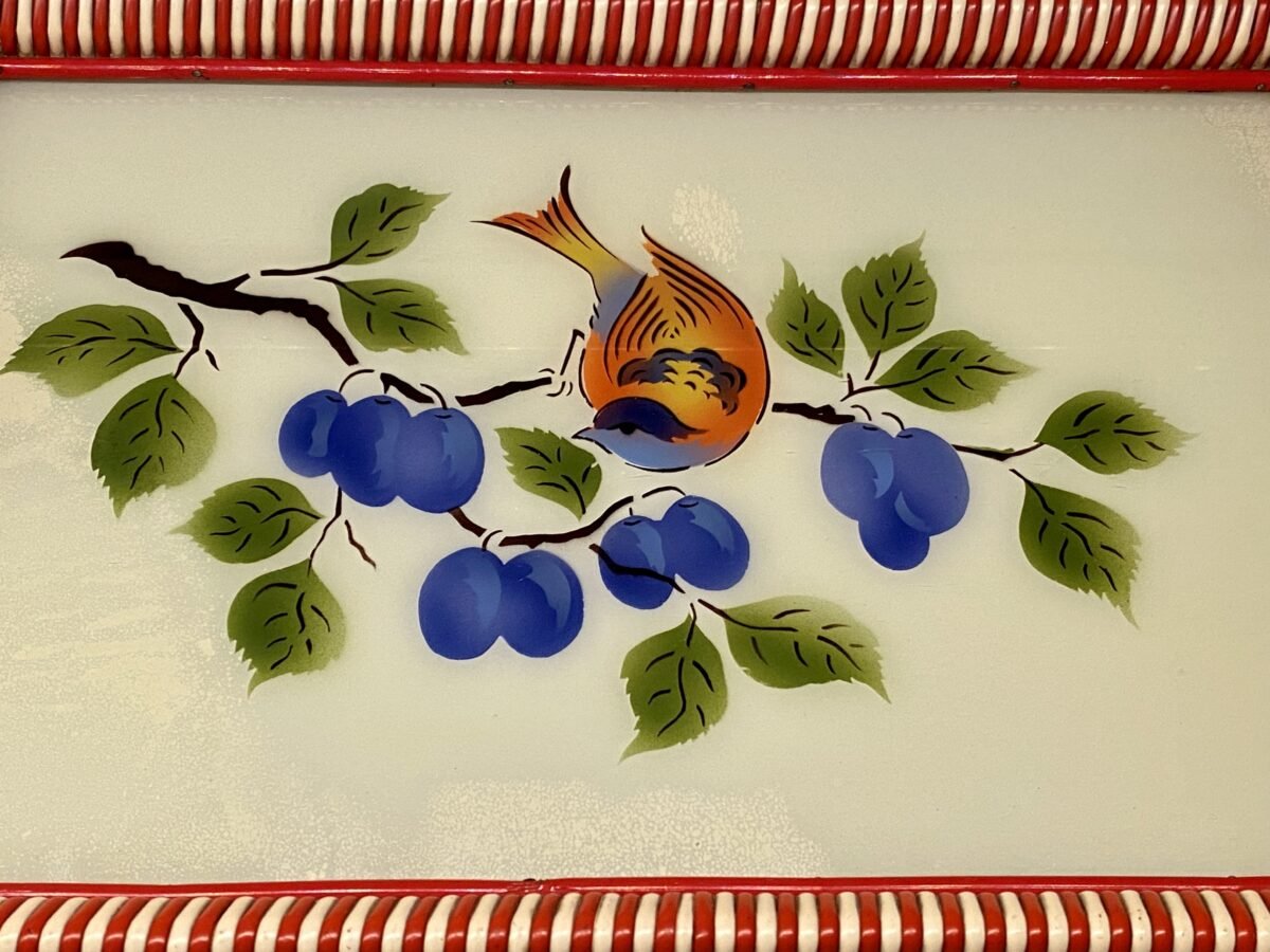 <p>Dienblad - afbeelding van een vogeltje op een tak met pruimen onder glas</p> - Brocante