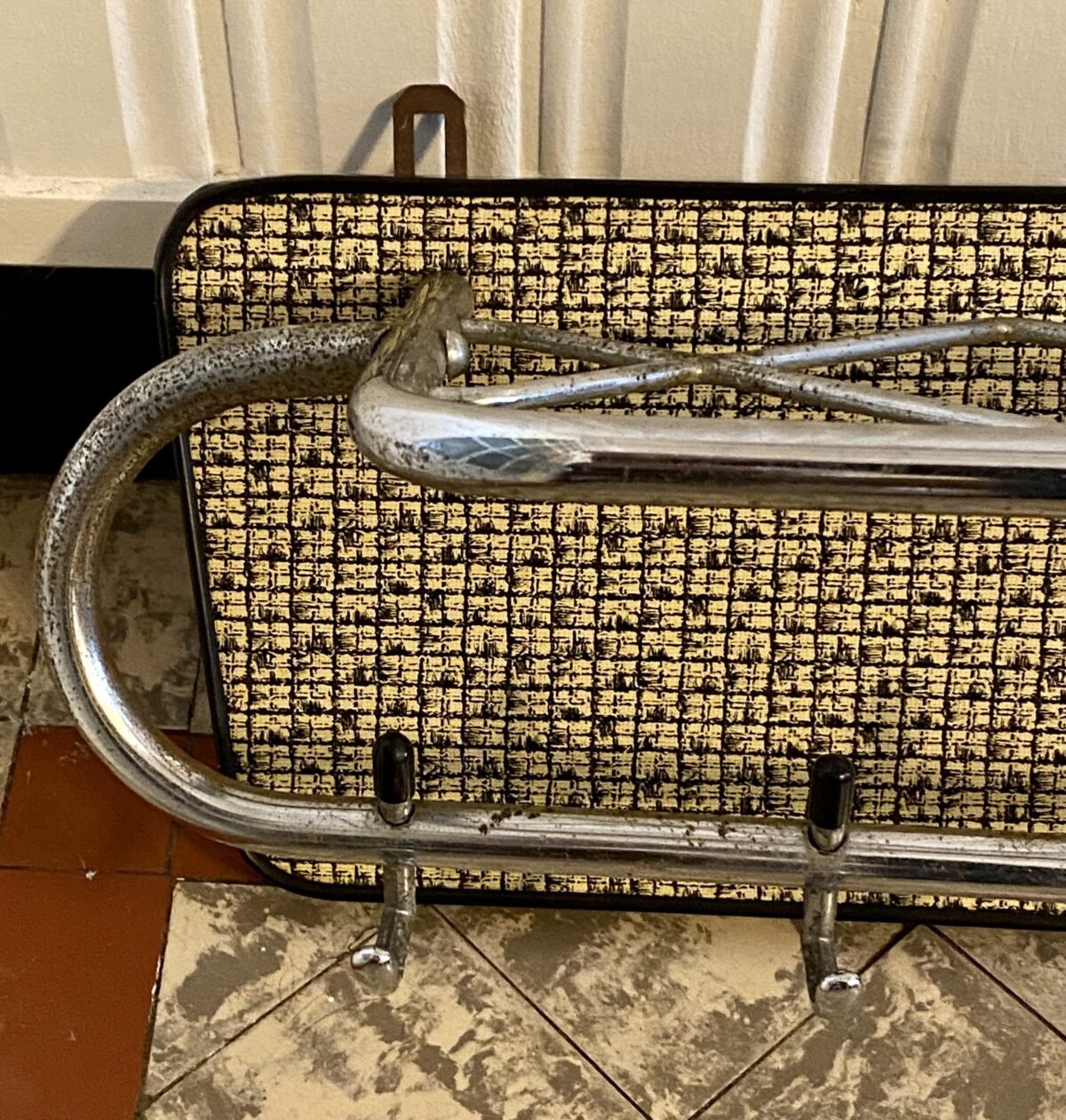 <p>Kapstok - ca. 1950 - 1960 - met 6 haken en een leggedeelte voor hoeden</p> - Brocante